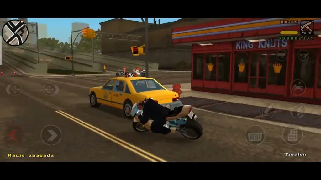 GTA Sindacco Chronicles gameplay showing player exploring Liberty City streets with vehicles and gang members